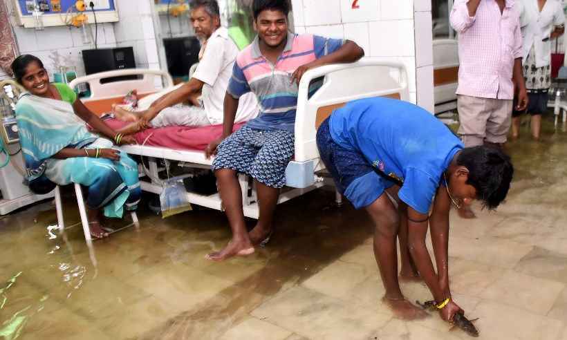 Inundações levam peixes aos corredores de um hospital na Índia - AFP