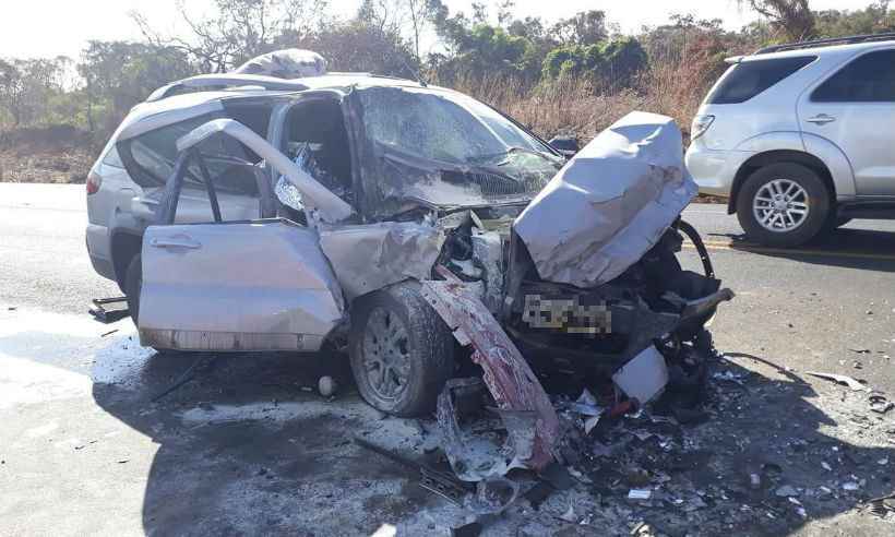 Batida entre carros mata duas pessoas na BR-452 em Santa Juliana - Corpo de Bombeiros/Divulgação
