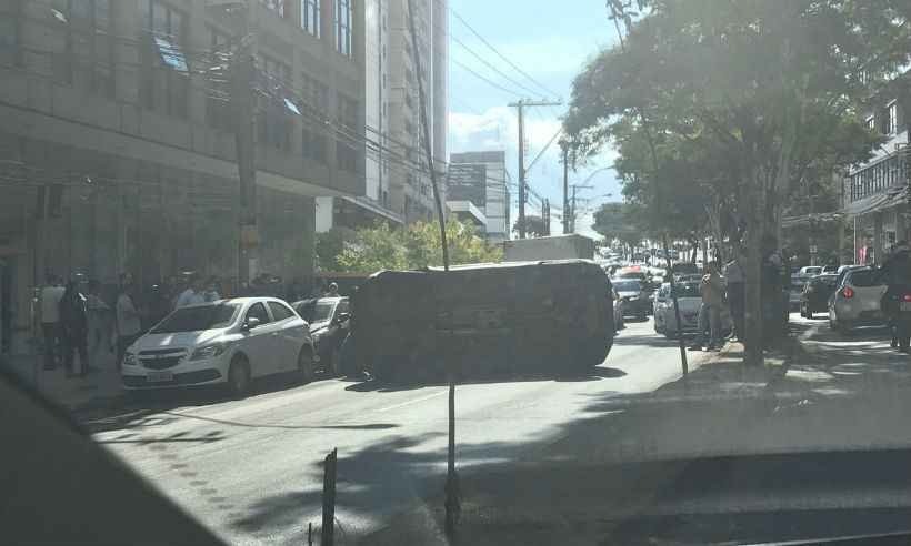 Acidente complica trânsito na Avenida Raja Gabaglia - Clarice Campolina