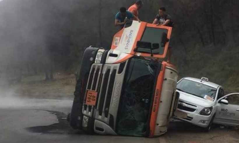  Batida entre táxi e carreta com ácido complica o trânsito na BR-040, em BH - Via 040/Divulgação