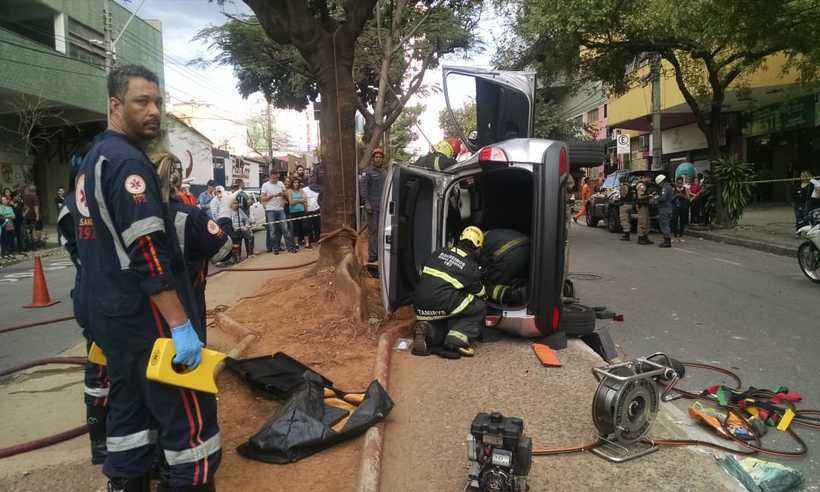 Carro capota na Avenida Silva Lobo e deixa dois feridos  - Corpo de Bombeiros/Divulgação 