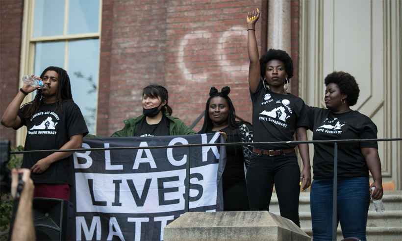 Um ano após confronto, Charlottesville promove protesto contra o ódio racial - LOGAN CYRUS / AFP

