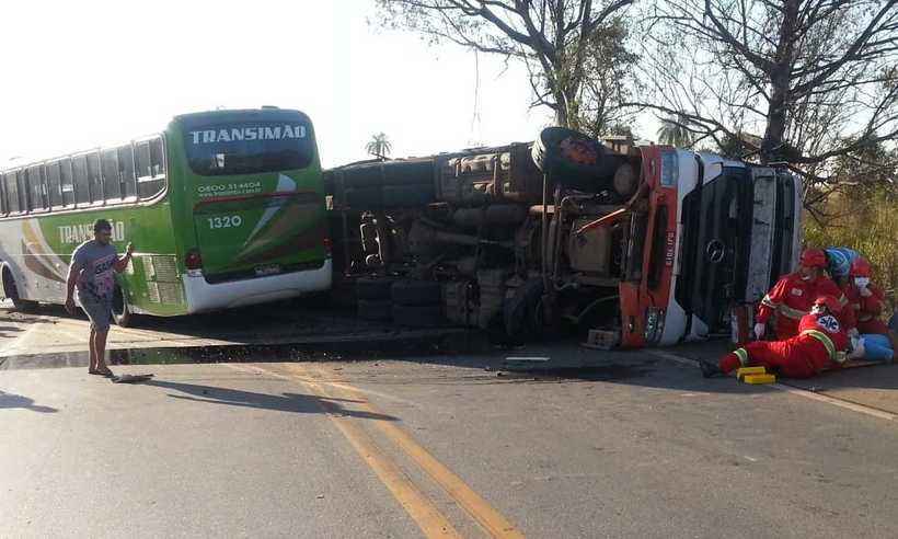 Acidente entre um ônibus e duas carretas deixa um morto na BR-262 - Divulgação/Triunfo Concebra
