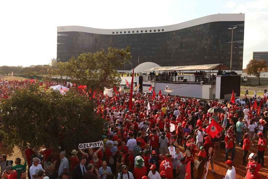 Protesto do MST em apoio a Lula paralisa o trânsito no centro de Brasília -  Arthur Menescal/CB/D.A Press