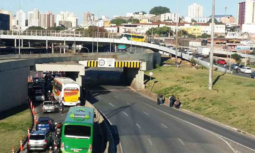Carreta bate em viaduto e fecha parte do Complexo da Lagoinha - Paulo Filgueiras/EM/DA Press