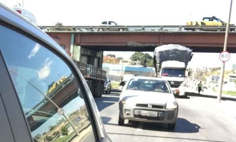 Caminhão carregado com carvão fica preso em viaduto da Via Expressa - Edesio Ferreira/EM/D.A.Press
