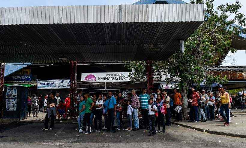 Venezuelanos fazem fila por carne estragada em Maracaibo - AFP / Federico PARRA 