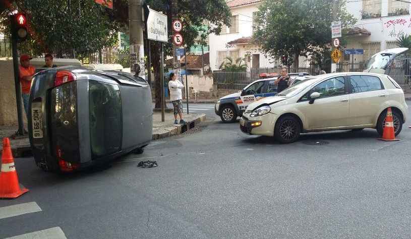 Carro avança sinal vermelho e causa acidente na Serra, em BH - Edésio Ferreira/EM/D.A Press