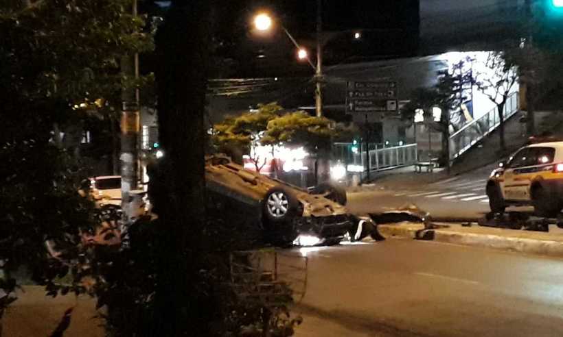 Carro bate em poste e capota na Avenida Bandeirantes, em BH - Marina Lima/Divulgação