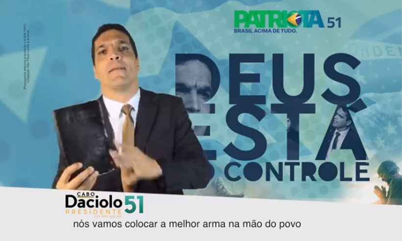 Daciolo vai descer do monte, mas antes, oferece bíblia para 'armar' população - Reprodução