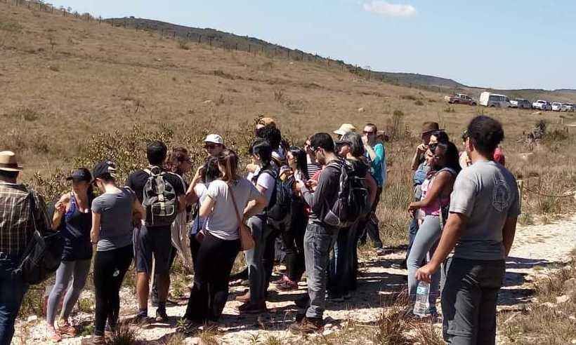 Centenas de pessoas se reúnem em ato para recuperar a Serra da Calçada - Associação Arca Ama Serra/ divulgação