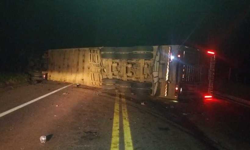 Batida entre carro e carreta fecha a BR-381, na Região Central de Minas  - Polícia Rodoviária Federal/ Divulgação 