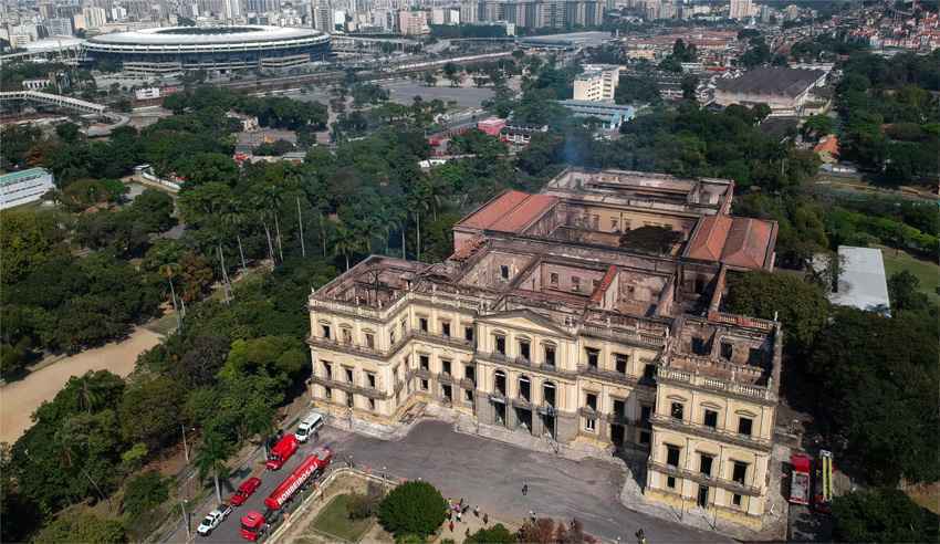 Fogo no Museu pode ter sido causado por balão ou curto-circuito, diz ministro - AFP / Mauro Pimentel 