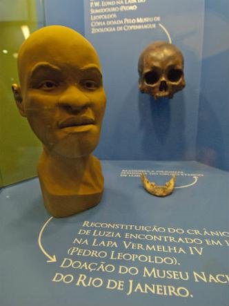 Fragmentos de crânio são encontrados em meio aos escombros do Museu Nacional - Pedro Motta/Esp. EM