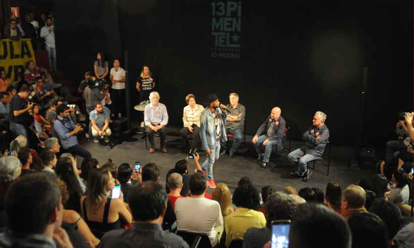 Em ato de apoio de integrantes do movimento cultural, Pimentel ressalta "pente fino" em museus - Túlio Santos/EM/D. A Press