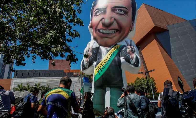 Apoiadores inflam boneco de Bolsonaro em frente ao hospital Albert Einstein - MIGUEL SCHINCARIOL/AFP