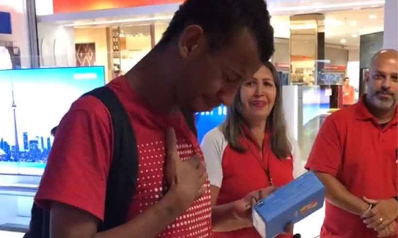 Funcionários de loja ajudam guardador de carros a comprar celular e vídeo viraliza - Reprodução/Facebook