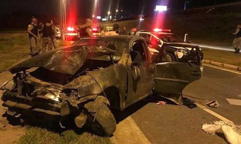 Após fuga, carro capota na MG 010, em Vespasiano, com 50 barras de maconha - Polícia Militar/Divulgação