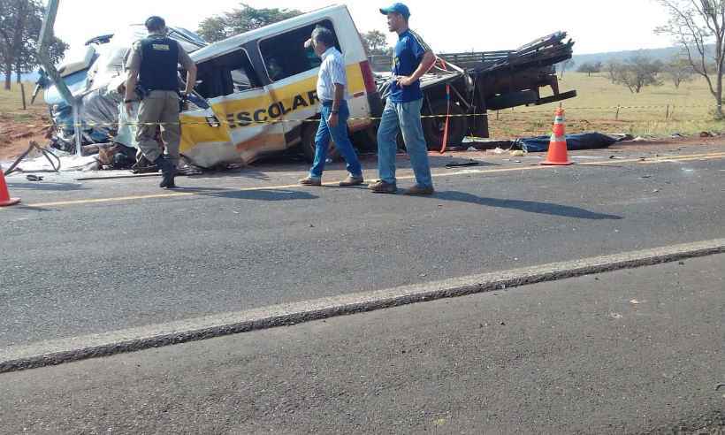 Grave acidente entre van escolar e carreta deixa cinco mortos na MGC-497 - Polícia Militar (PM) / Divulgação
