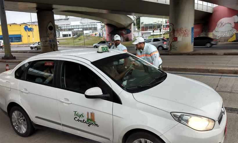 Blitz educativa orienta taxistas sobre uso de faixas e pistas exclusivas em BH - BHTrans/Divulgação