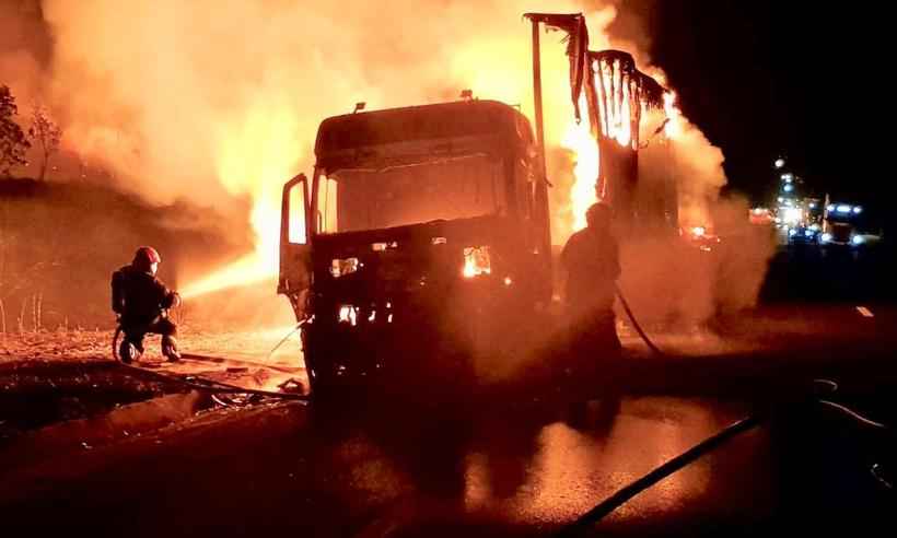 Caminhão carregado de óleo vegetal pega fogo em Uberaba - Divulgação/Bombeiros 