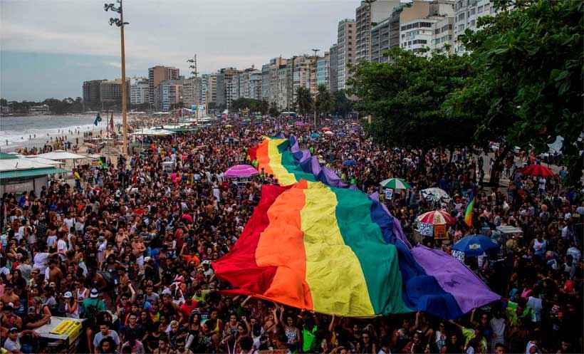 Parada LGBTI do Rio reúne 800 mil pessoas em Copacabana - AFP / Mauro Pimentel 