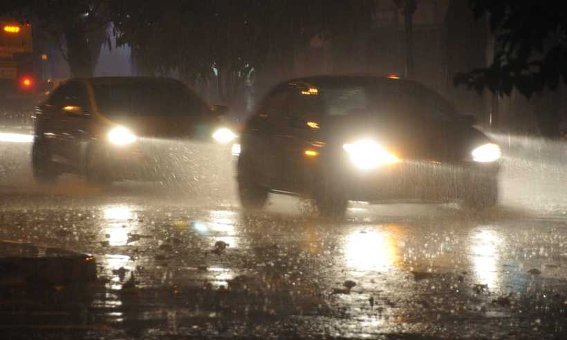 Chuva complica volta pra casa nesta segunda-feira em BH - Marcos Vieira/D.A Press