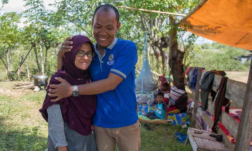 O reencontro feliz de um casal separado pelo tsunami na Indonésia - Bay ISMOYO / AFP