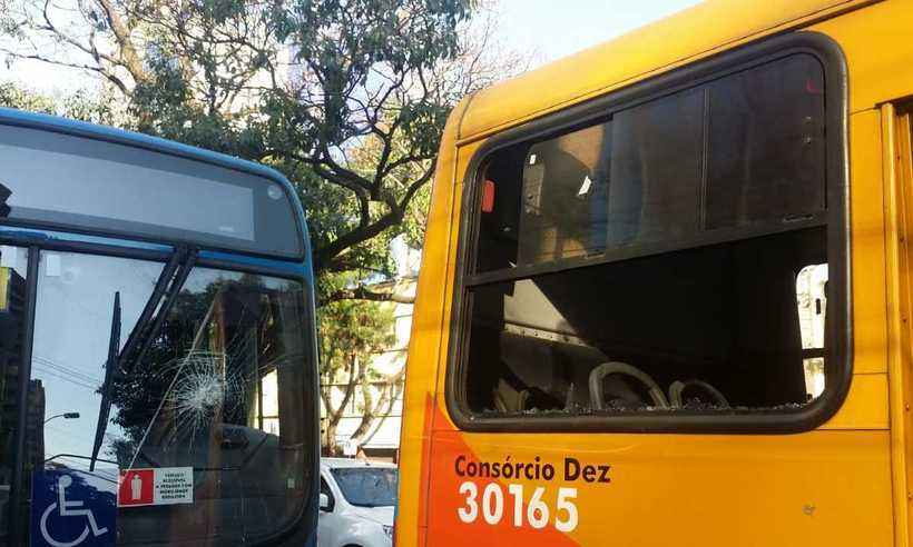 Homem se pendura em ônibus, briga com motorista e dá pedrada em passageiro na Getúlio Vargas - Paulo Filgueiras/EM/D.A PRESS