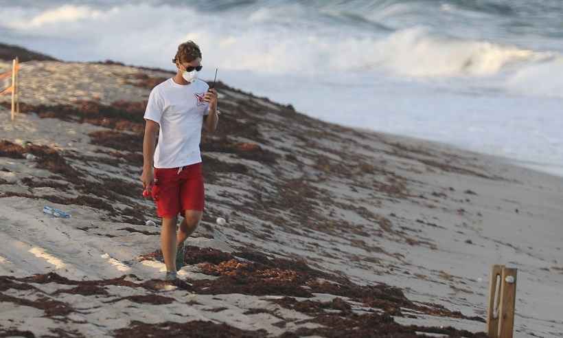'Maré vermelha' chega às praias de Miami - JOE RAEDLE / GETTY IMAGES NORTH AMERICA / AFP
