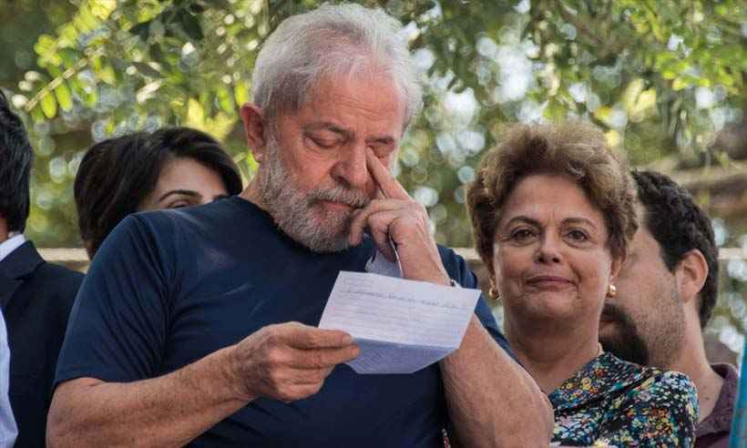Lula pede, em carta escrita à mão, voto em Haddad como presente de aniversário - CARLOS REYES