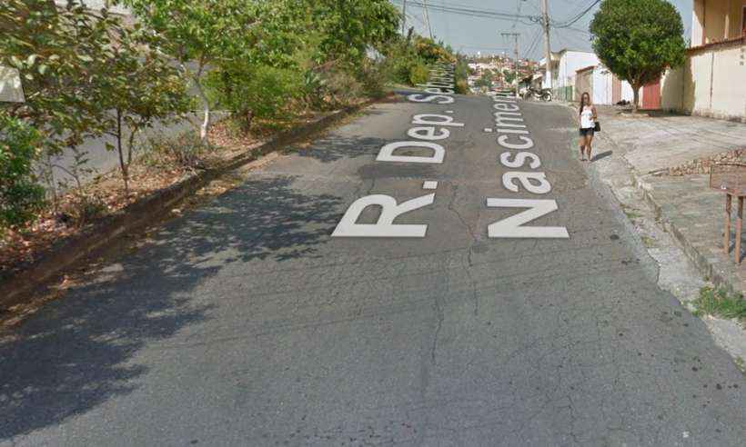 Policial dispara tiro na própria mão em perseguição a suspeito de roubos - Reprodução/Google Street View