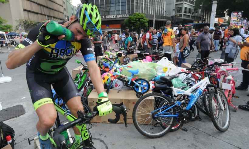 Atleta pedala por 12 horas ininterruptas para arrecadar brinquedos para doação - Túlio Santos/EM/D.A Press