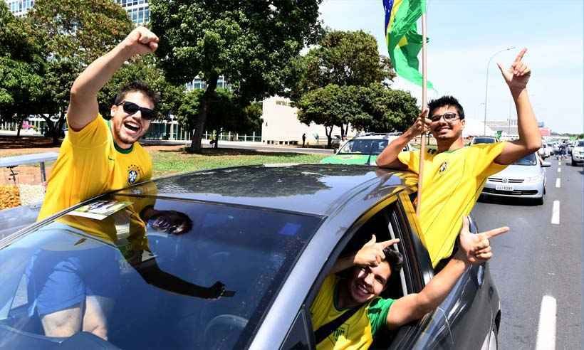 Em Brasília, apoiadores se manifestam com gesto que virou marca de Bolsonaro - EVARISTO SA / AFP



