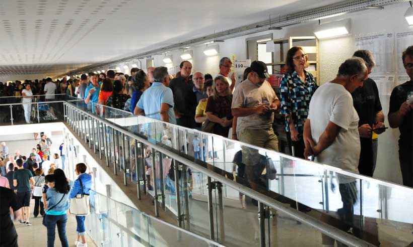 Eleitores reclamam de biometria e levam quase uma hora para votar em BH  - Gladyston Rodrigues/EM 