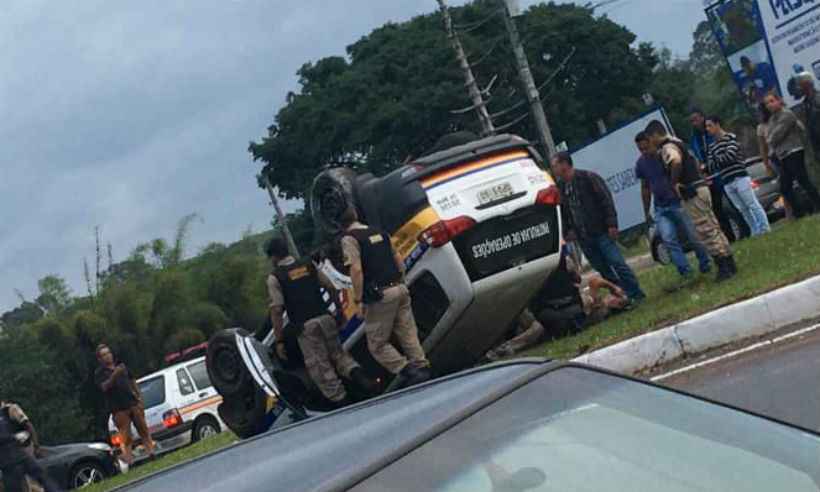 Viatura capota e policiais militares ficam feridos em rodovia mineira - WhatsApp / Divulgação