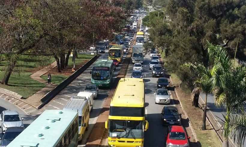 Acidente com moto deixa trânsito lento na Avenida Nossa Senhora do Carmo  - Paulo Filgueiras/EM/DA Press