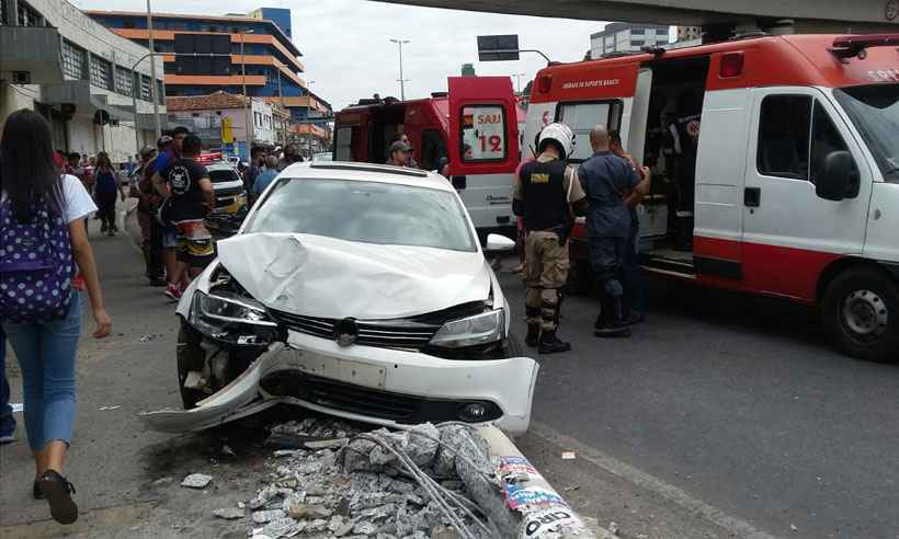 Carro derruba poste e atinge dois pedestres na Avenida Antônio Carlos - Jair Amaral/Em/DA Press