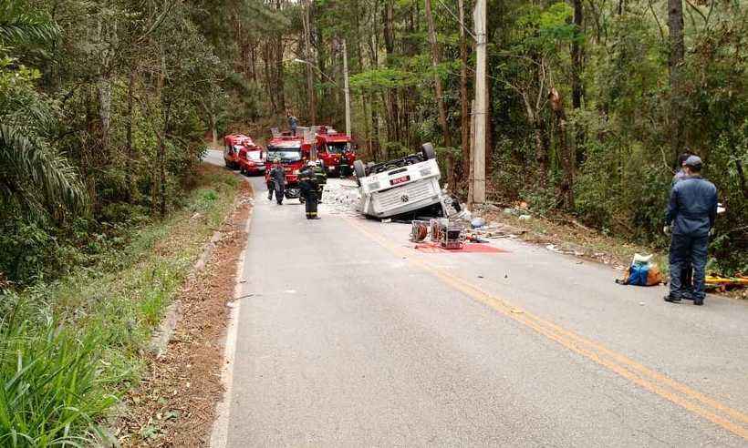 Motorista morre em capotagem de caminhão na estrada de acesso ao distrito de Macacos - Corpo de Bombeiros/Divulgação