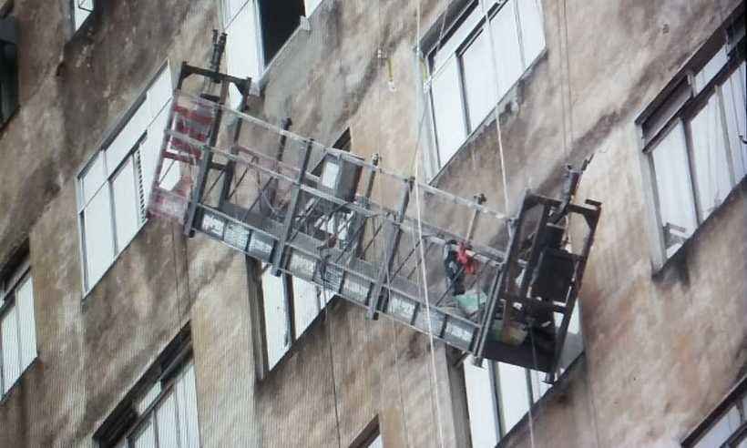 Bombeiros resgatam três operários em andaime que ficou pendurado no Edifício Maletta - Jair Amaral/EM/D.A Press