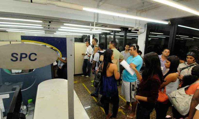 Dívidas com bancos crescem e calote já afeta 62 milhões - Beto Magalhães/EM/D.A Press - 7/8/13