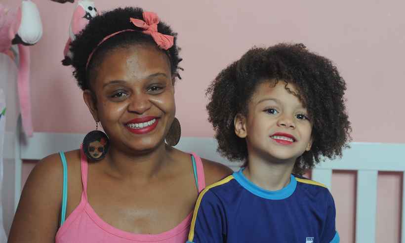 Lições das crianças: saiba como meninas de cabelos crespos ajudaram suas mães a assumir os cachos - Leandro Couri/EM/D.A Press