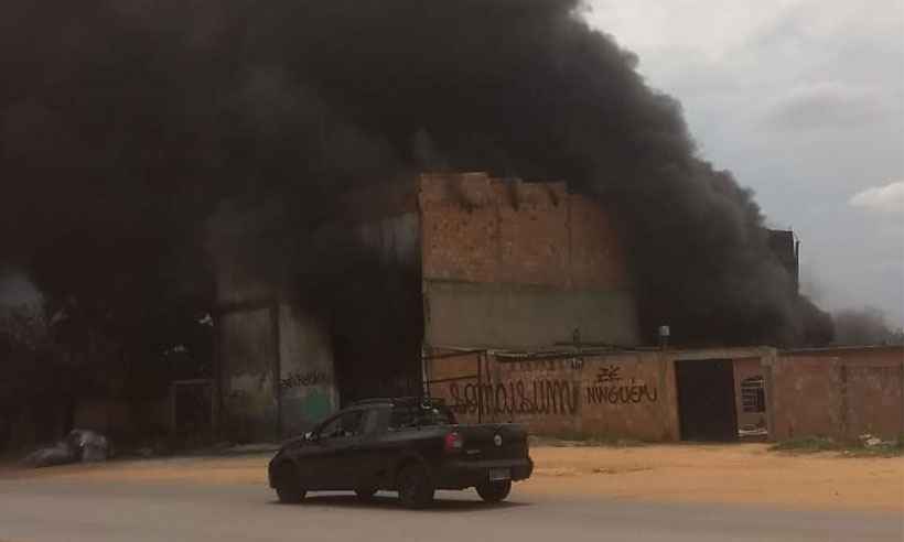 Incêndio destrói galpão em Esmeraldas - Corpo de Bombeiros/Divulgação