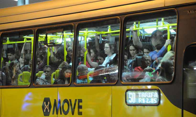 Contra assédio sexual, prefeitura vai distribuir apitos no transporte público de BH -  Marcos Vieira/EM/D.A Press - 05/09/2014