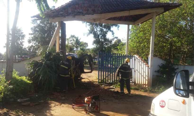 Motorista com sintomas de embriaguez fica ferido ao capotar carro na BR-116 - Corpo de Bombeiros/Divulgação