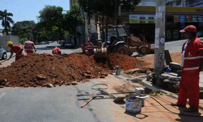 Reparos em rede de drenagem interditam Rua Sapucaí no Bairro Floresta - Paulo Filgueiras/EM/D.A.Press