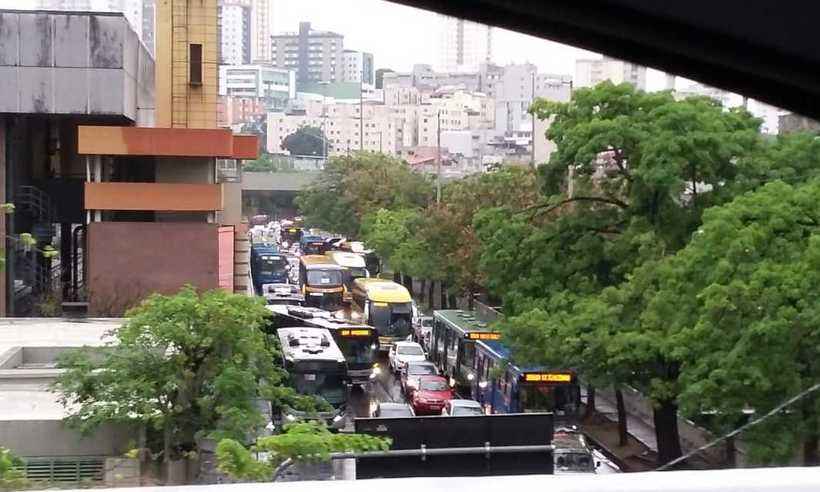Trânsito é lento nesta segunda-feira, no entorno da rodoviária de BH - Jair Amaral/EM/D.A Press