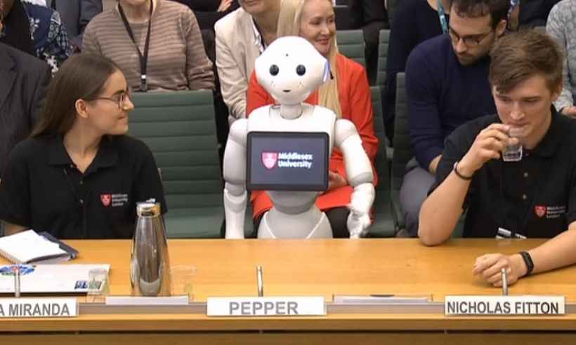 Robô fala de inteligência artificial aos deputados britânicos - HO / AFP / PRU