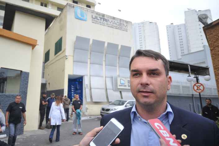 Flávio Bolsonaro diz que seu WhatsApp foi liberado e nega relação com mensagens - Alexandre Guzanshe/EM/D.A Press