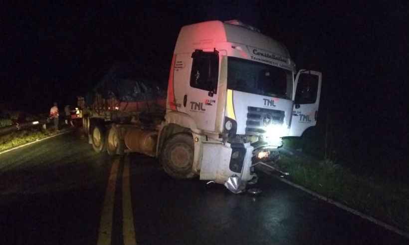 Acidente entre carreta e caminhonete deixa um morto na BR-265 - 2° CIA IND Corpo de Bombeiros / Divulgação

